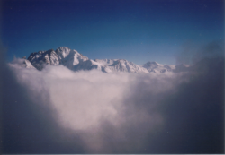 汚染物質が雪雲と共に北アルプスを越える（劔岳）。