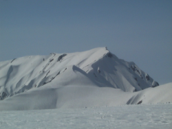 冬季の北アルプスは雪に覆われます(大日岳)。