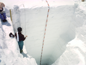 積雪観測のようす。